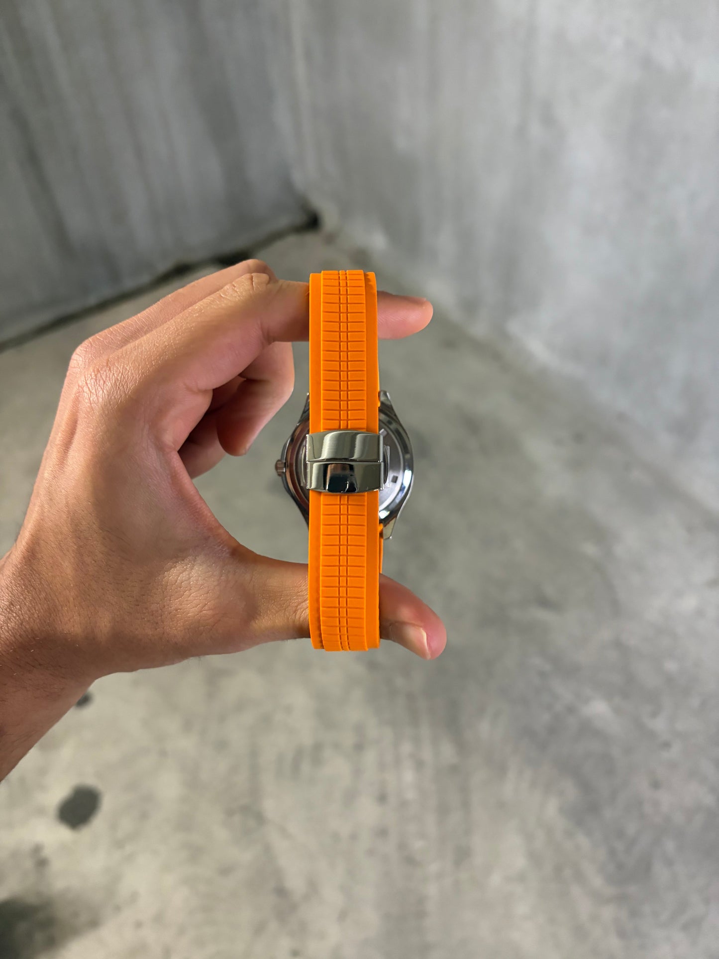 Orange & Black Aquanaut Seiko Mod — Détail bracelet