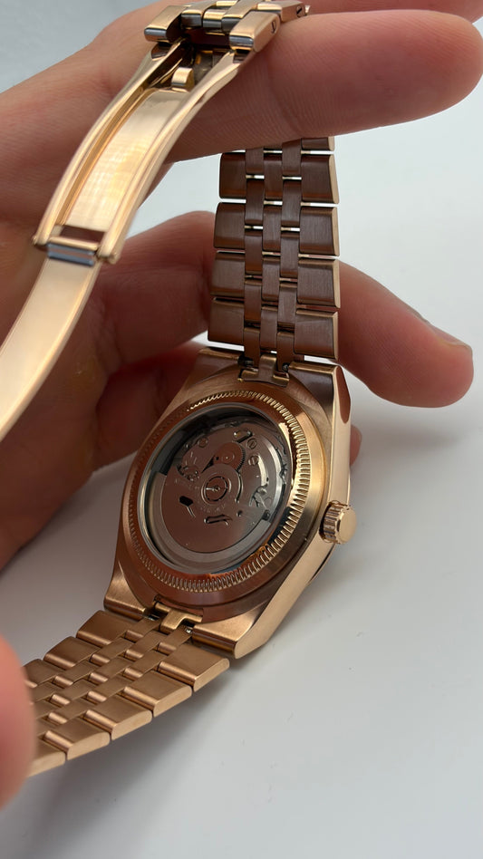Land Dweller Rose Gold White Dial Seiko Mod — Détail cadran