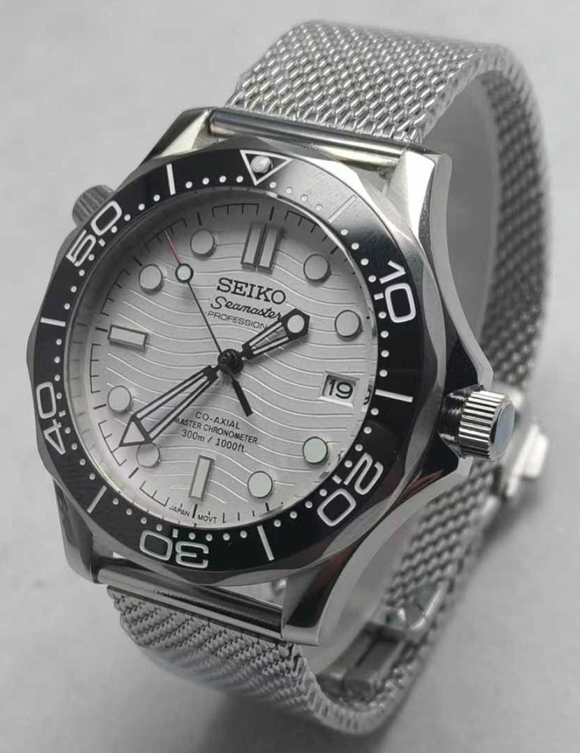 Seiko Mod Seamaster White, montre homme 42 mm, cadran blanc à motif de vagues, bracelet maille milanaise acier