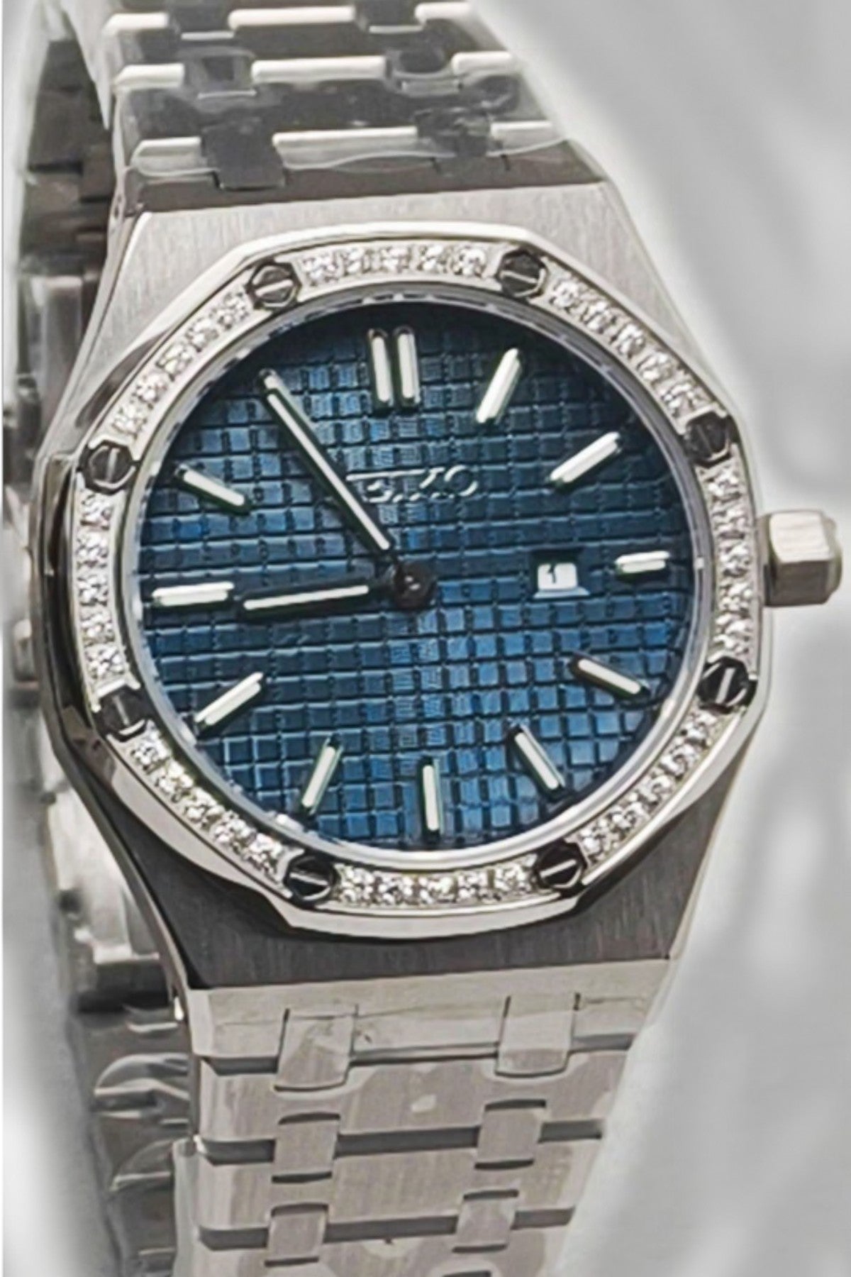 Seiko Mod Royal Oak Lady Blue Diamond, montre femme 31 mm, cadran bleu motif tapisserie, lunette octogonale sertie de cristaux