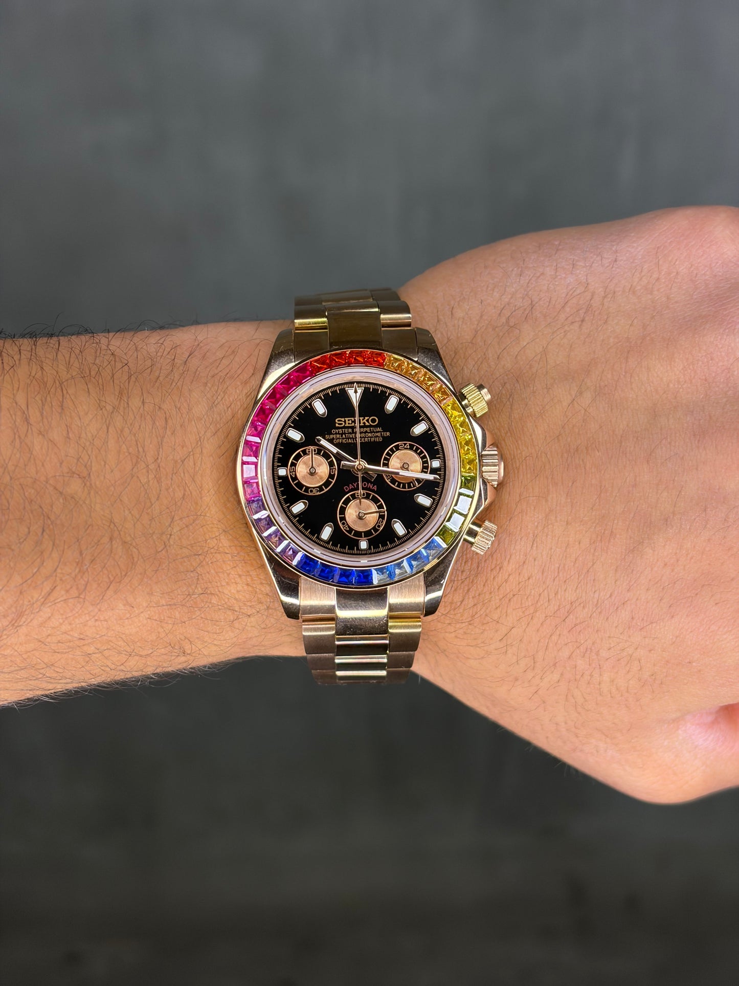 Rainbow baguette & rose gold daytona Seiko Mod — Détail couronne