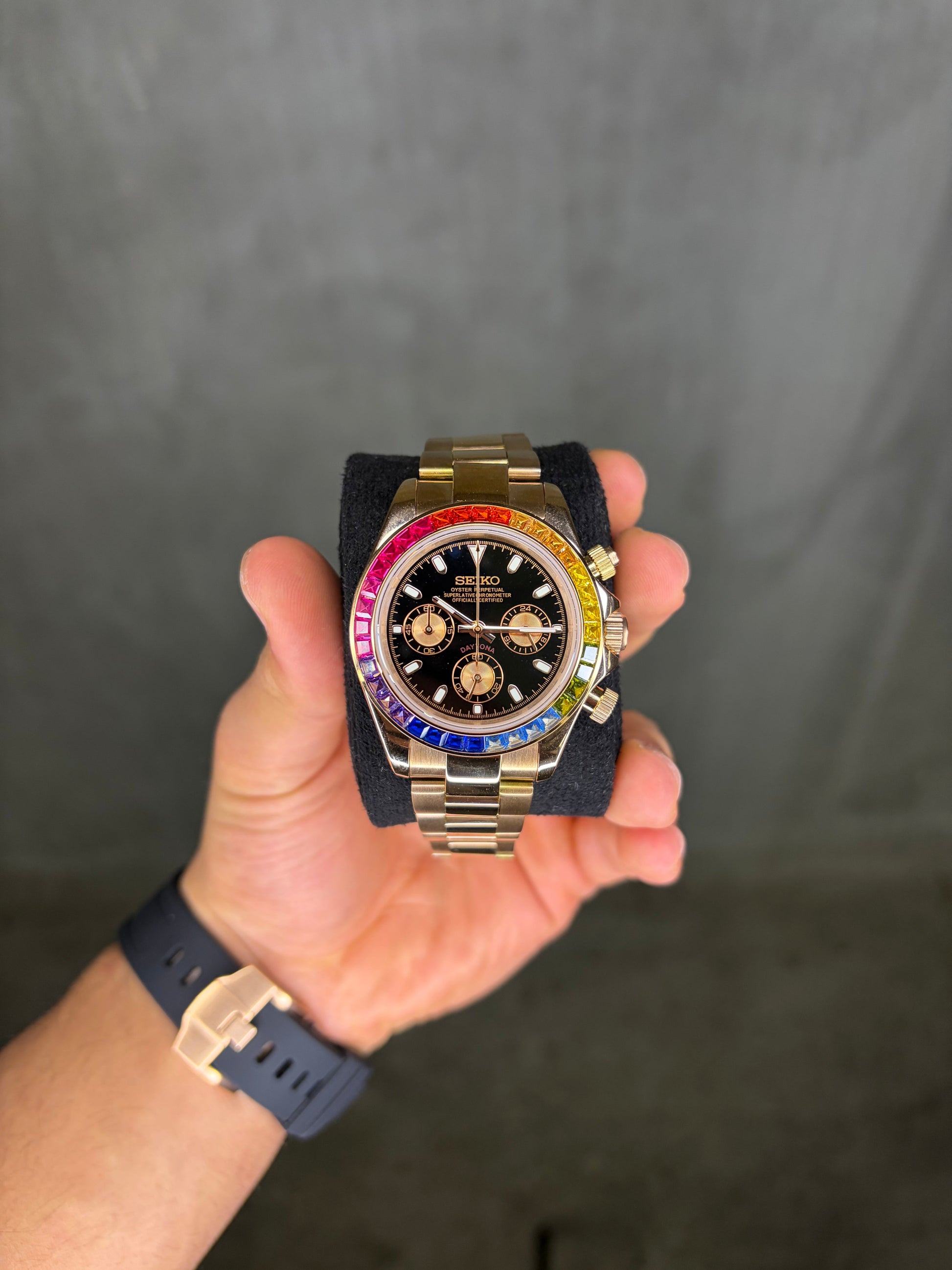 Rainbow baguette & rose gold daytona Seiko Mod — Vue de profil