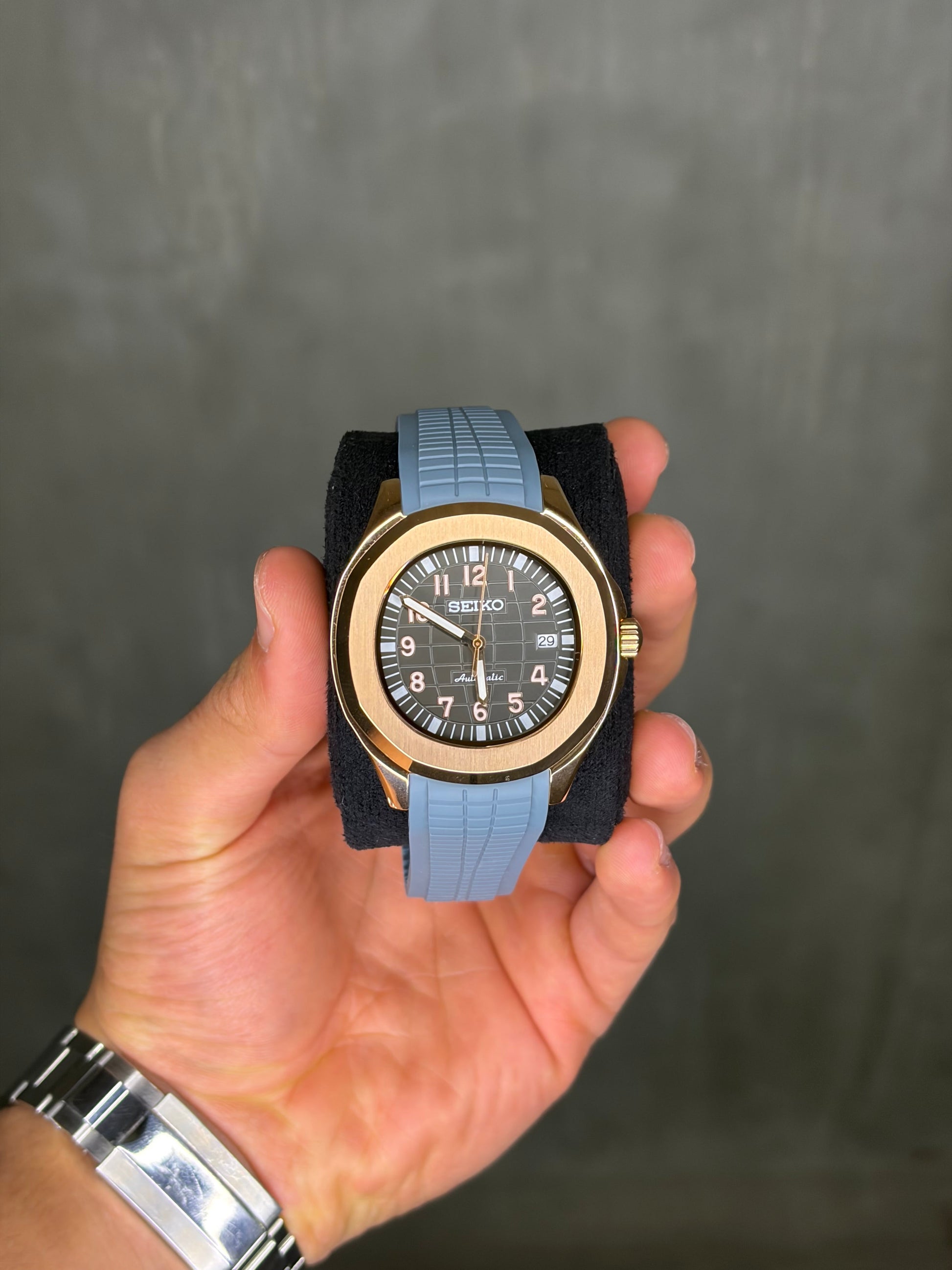 Blue & Rose Gold Aquanaut Seiko Mod — Détail bracelet