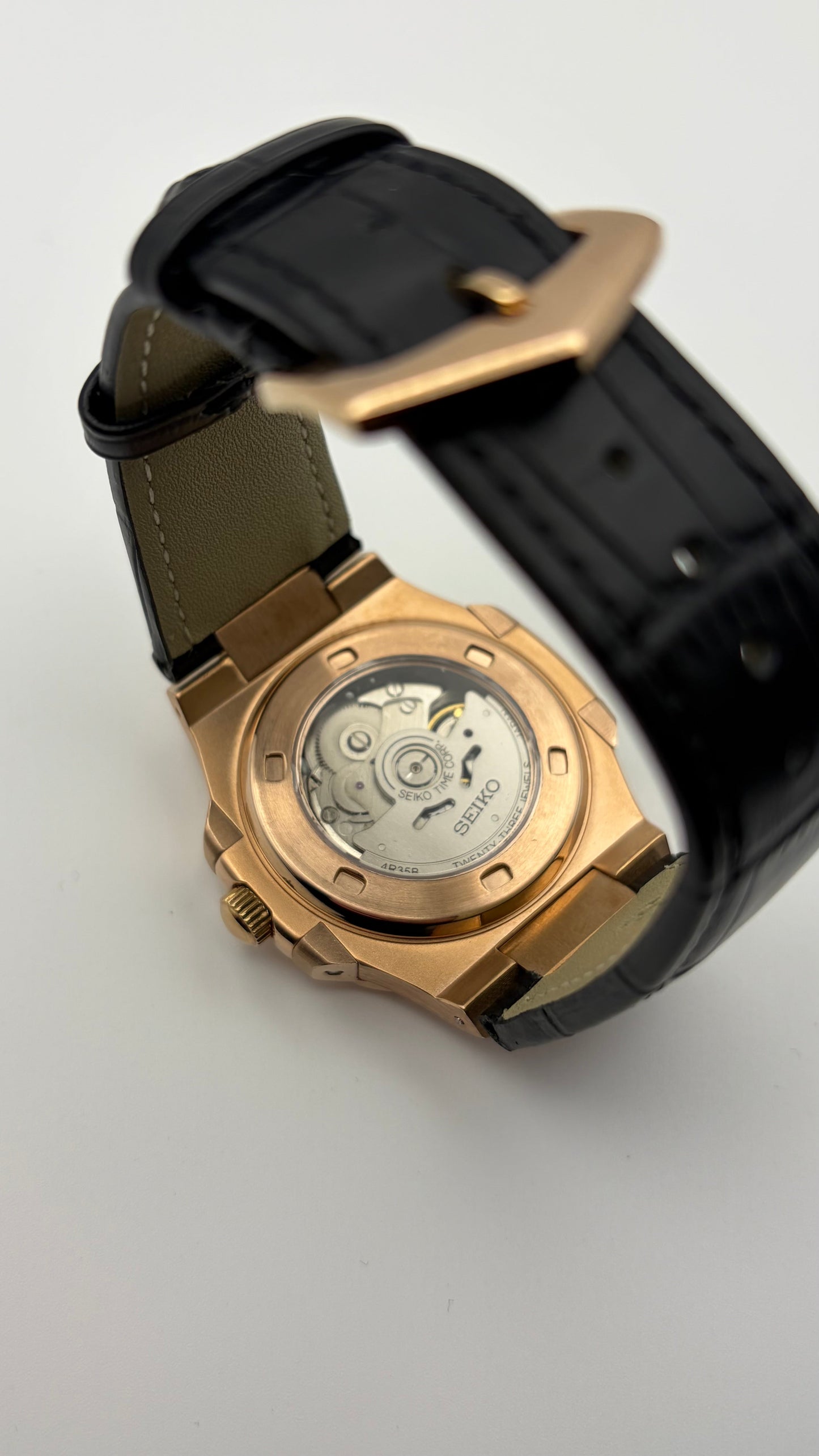 Nautilus Rose Gold Open Heart Leather bracelet Seiko Mod — Au poignet