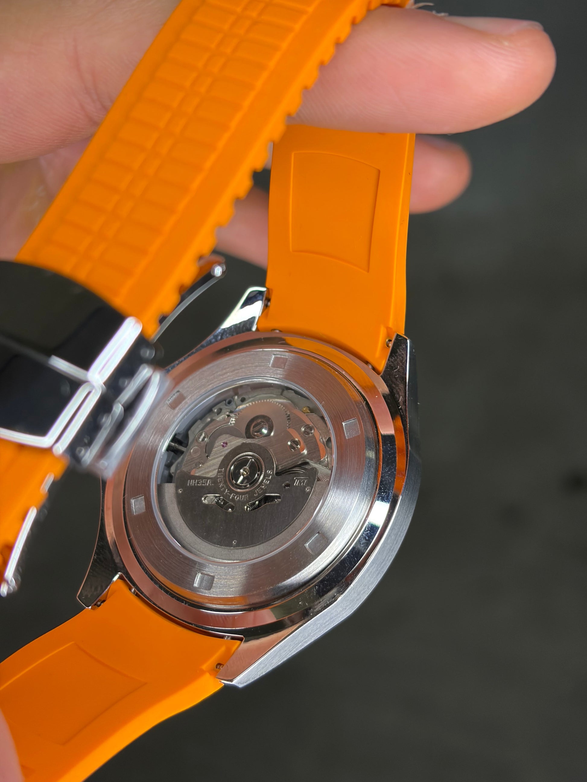 Orange & Black Aquanaut Seiko Mod — Vue de profil