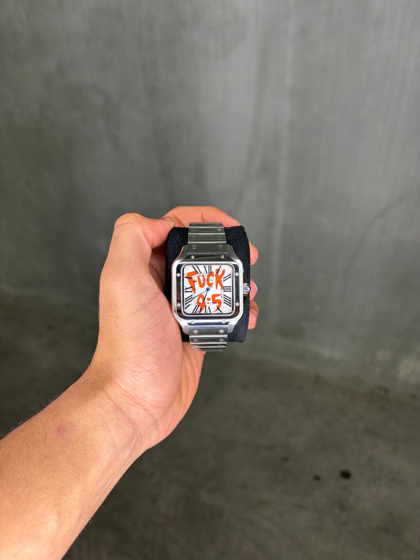 Santiko Fuck 9-5 red Seiko Mod — Détail bracelet