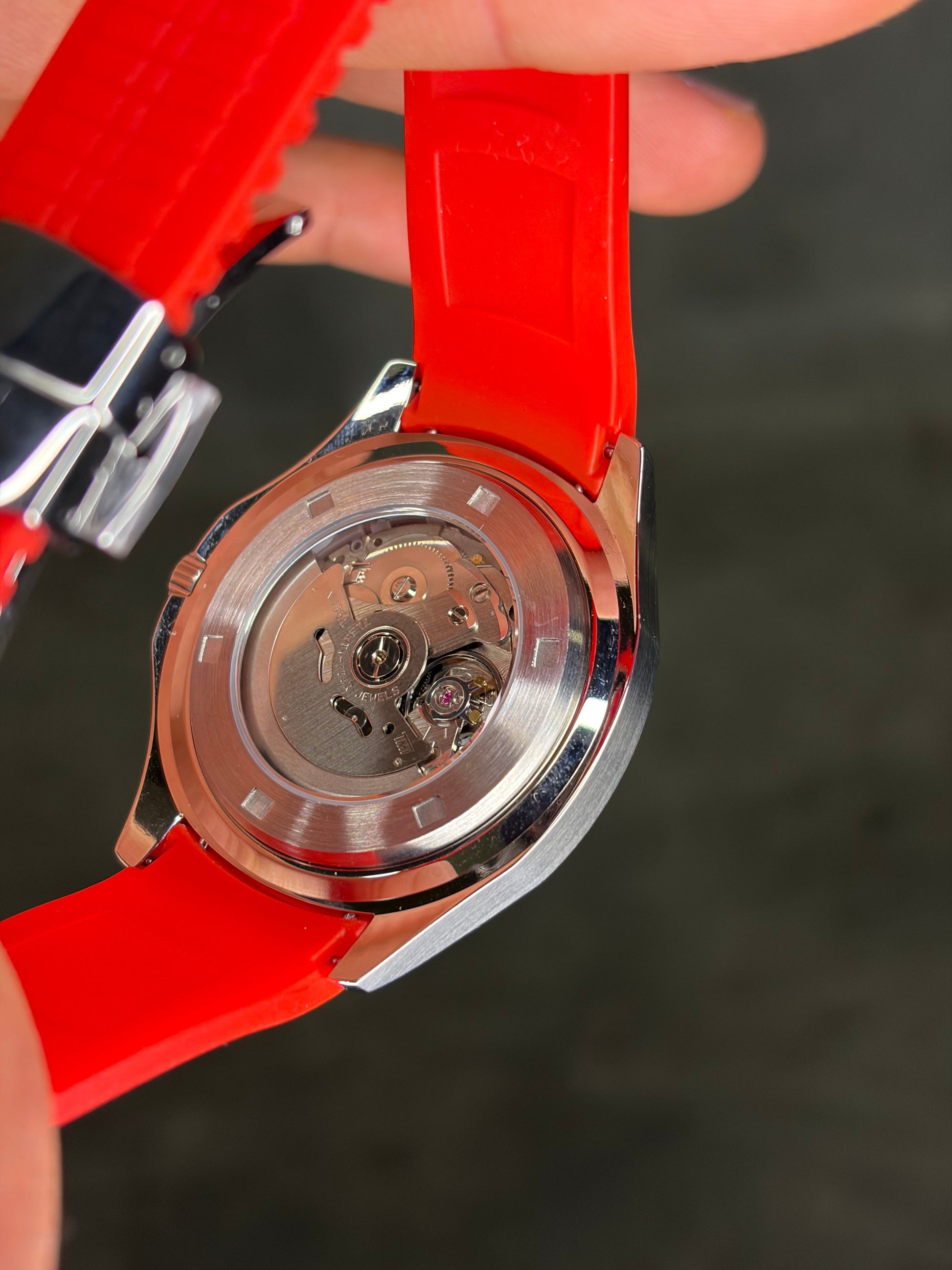 Volcano Red Aquanaut Seiko Mod — Vue de profil