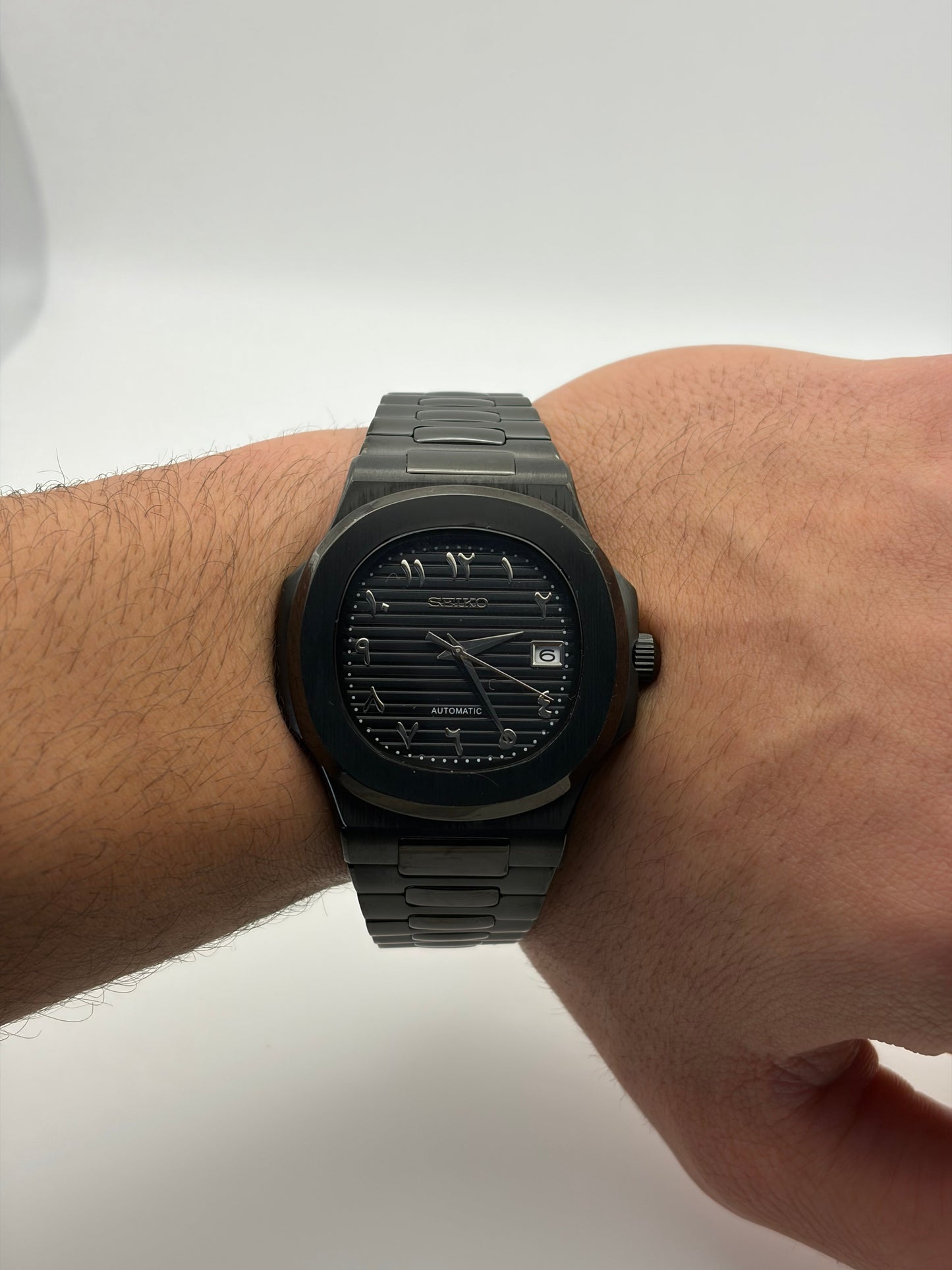 Nautilus Stealth Black Arabic Numerals Seiko Mod — Vue de profil