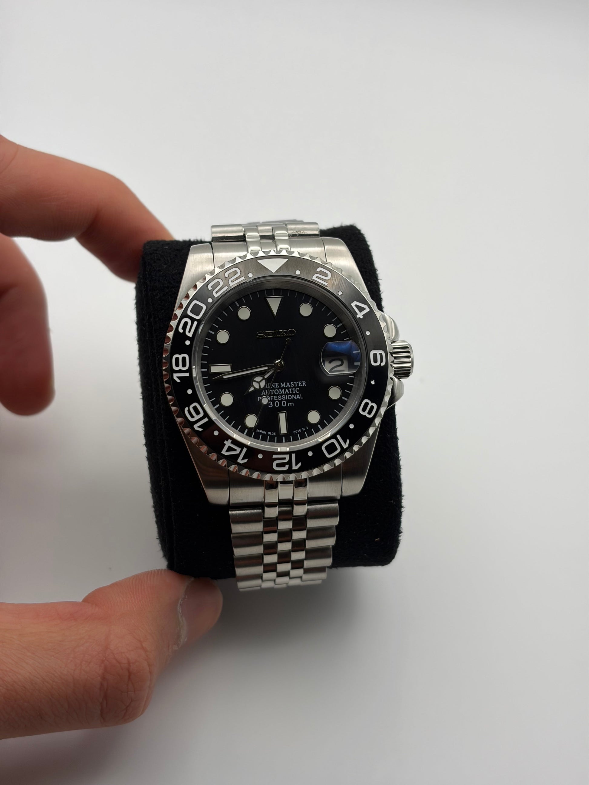 GMT Master II lunette noire Seiko Mod - Au poignet - Montre luxe accessible