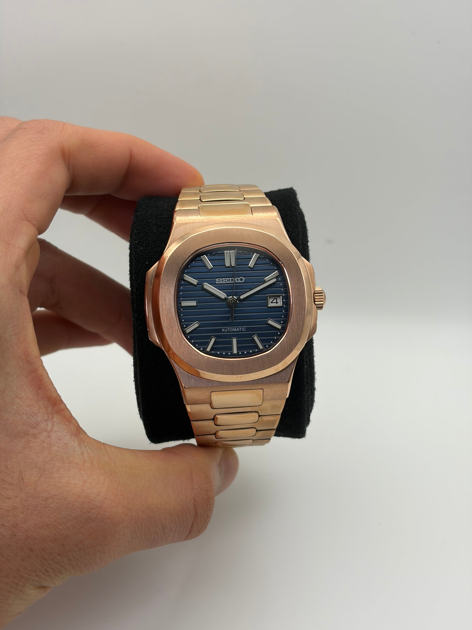 Nautilus Rose Gold Midnight Blue Seiko Mod — Vue arrière