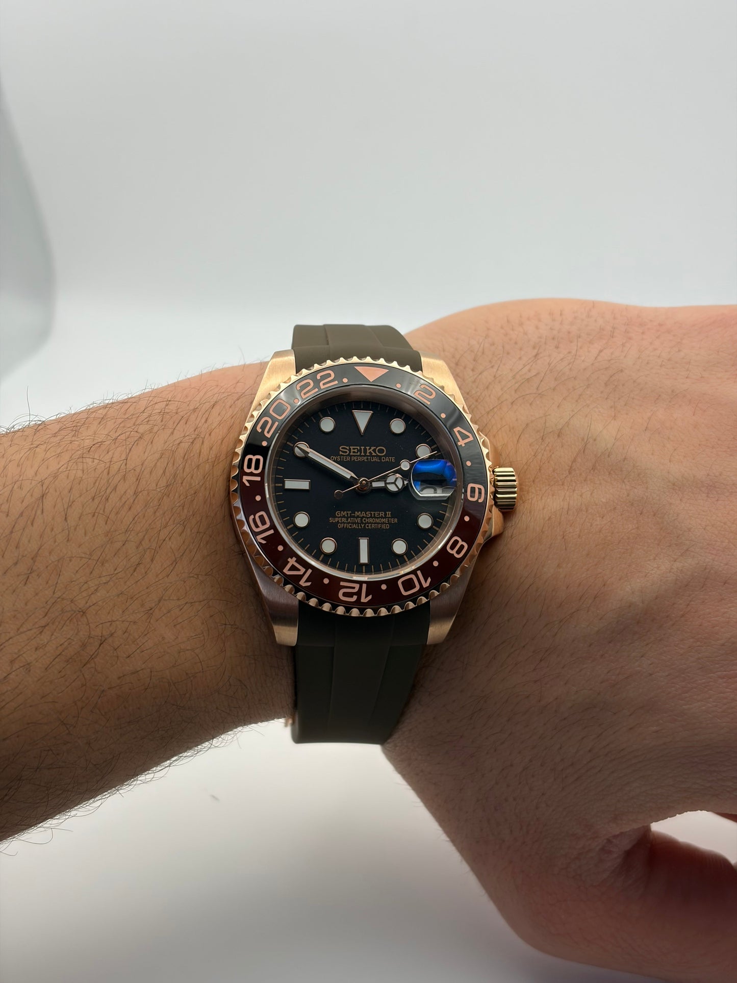 GMT Master II Mocha Rose Gold Seiko Mod — Vue de profil
