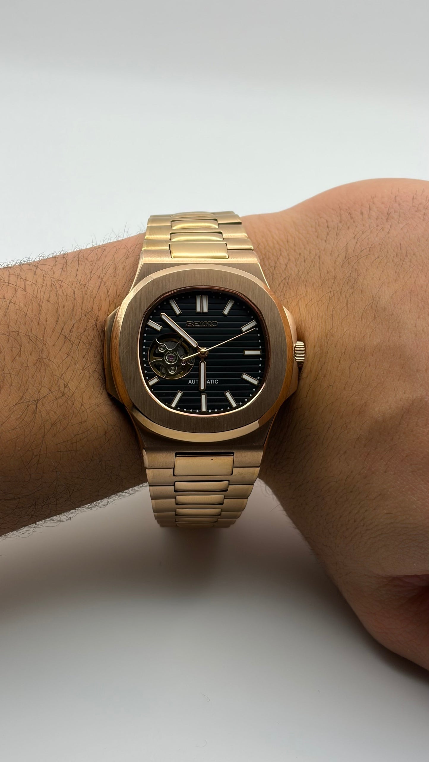 Nautilus Rose Gold & Black Open Heart Seiko Mod — Vue de profil