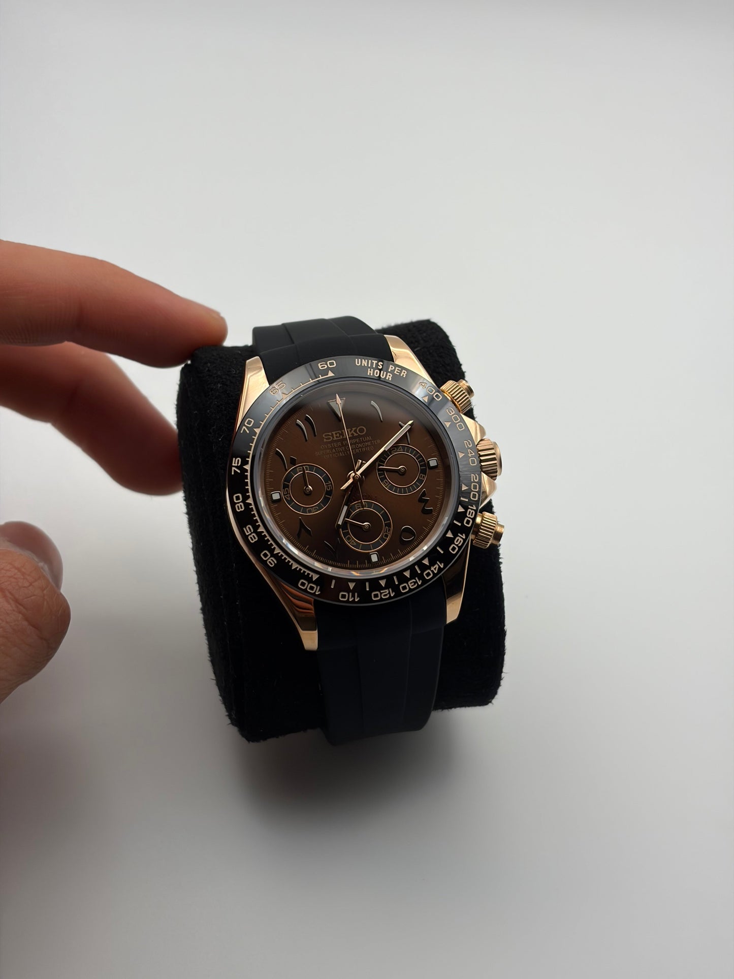 Montre Seiko Daytona en or rose avec chiffres arabes Seiko Mod - Au poignet - Montre luxe accessible