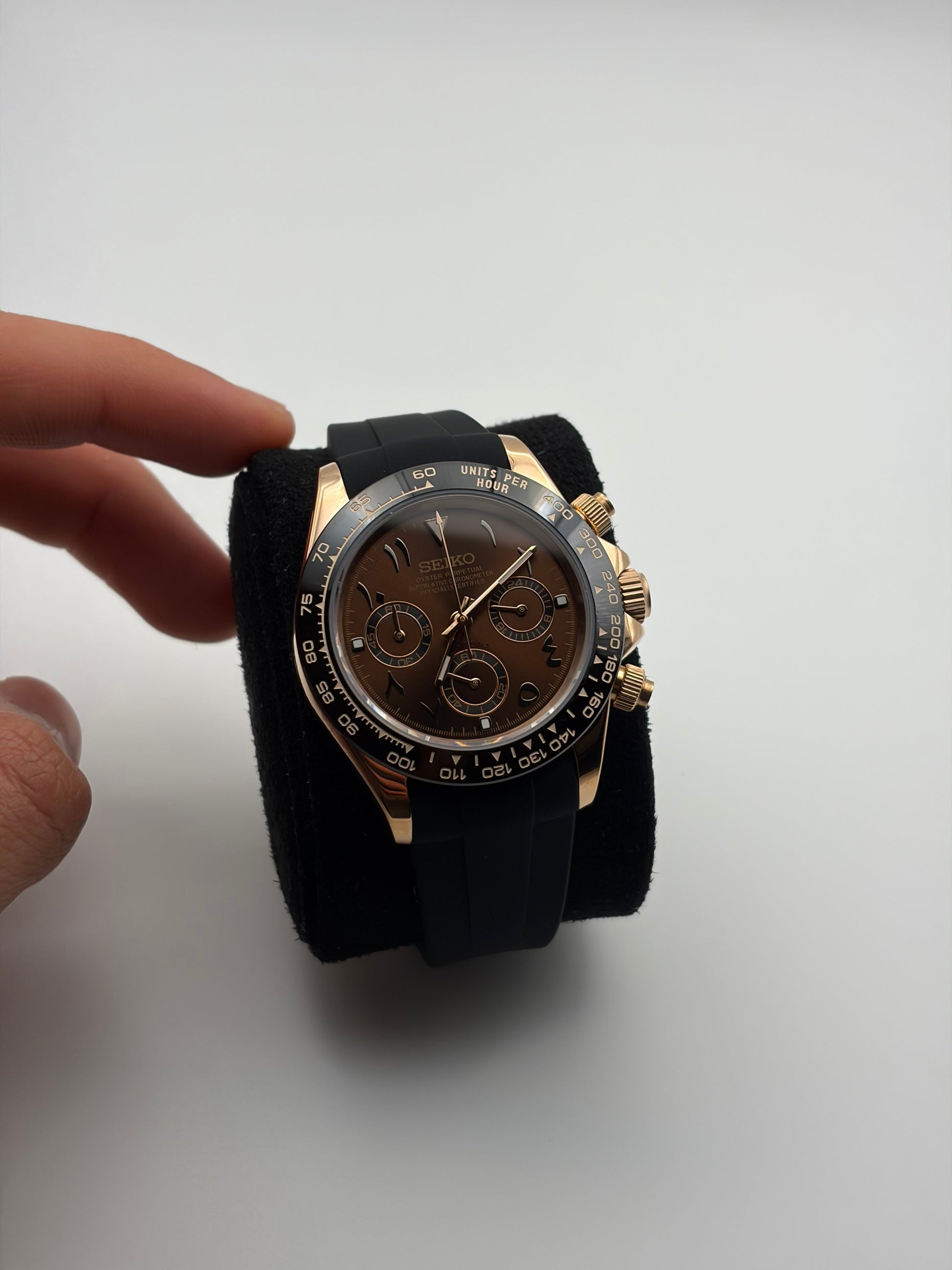 Montre Seiko Daytona en or rose avec chiffres arabes Seiko Mod - Au poignet - Montre luxe accessible