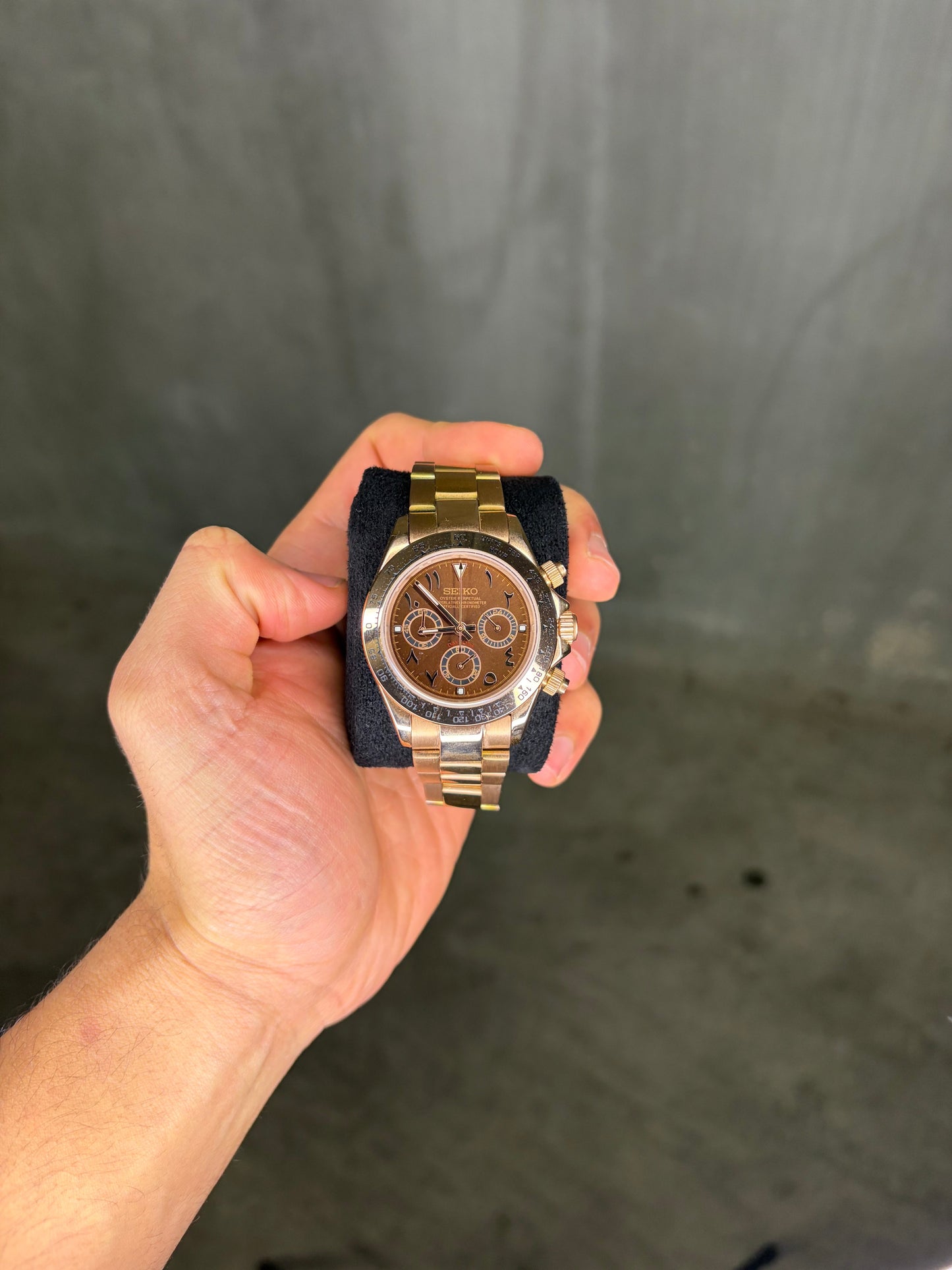 Rose Gold and Brown Arabic Dial Daytona Seiko Mod — Vue de profil