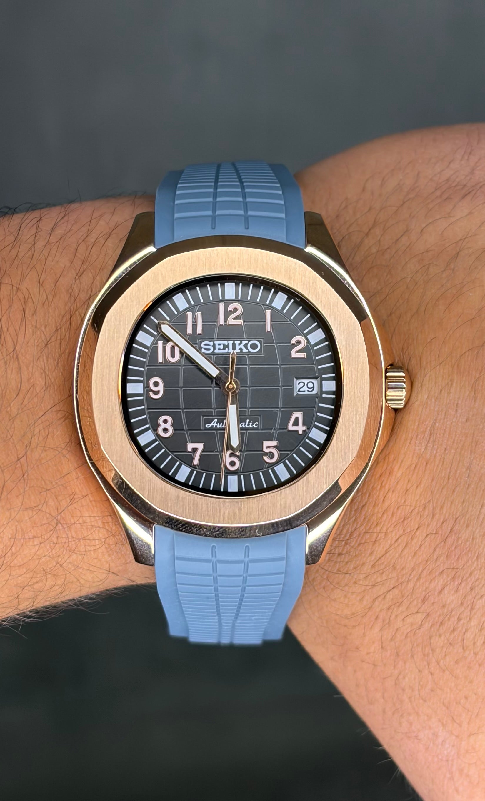 Blue & Rose Gold Aquanaut Seiko Mod — Au poignet