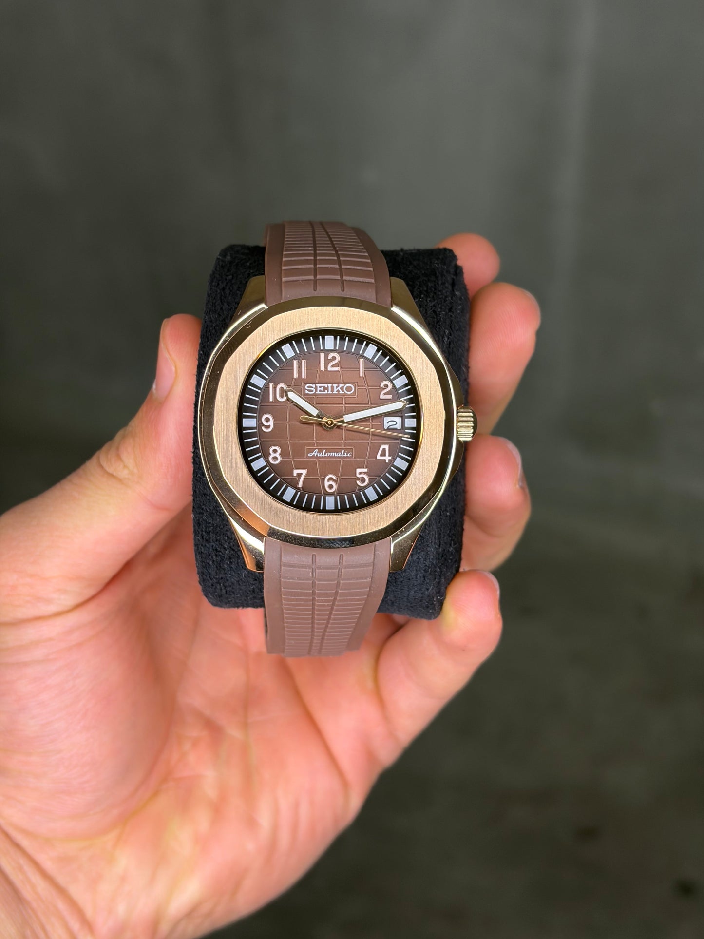Rose Gold Chocolate brown Aquanaut Seiko Mod — Vue de profil