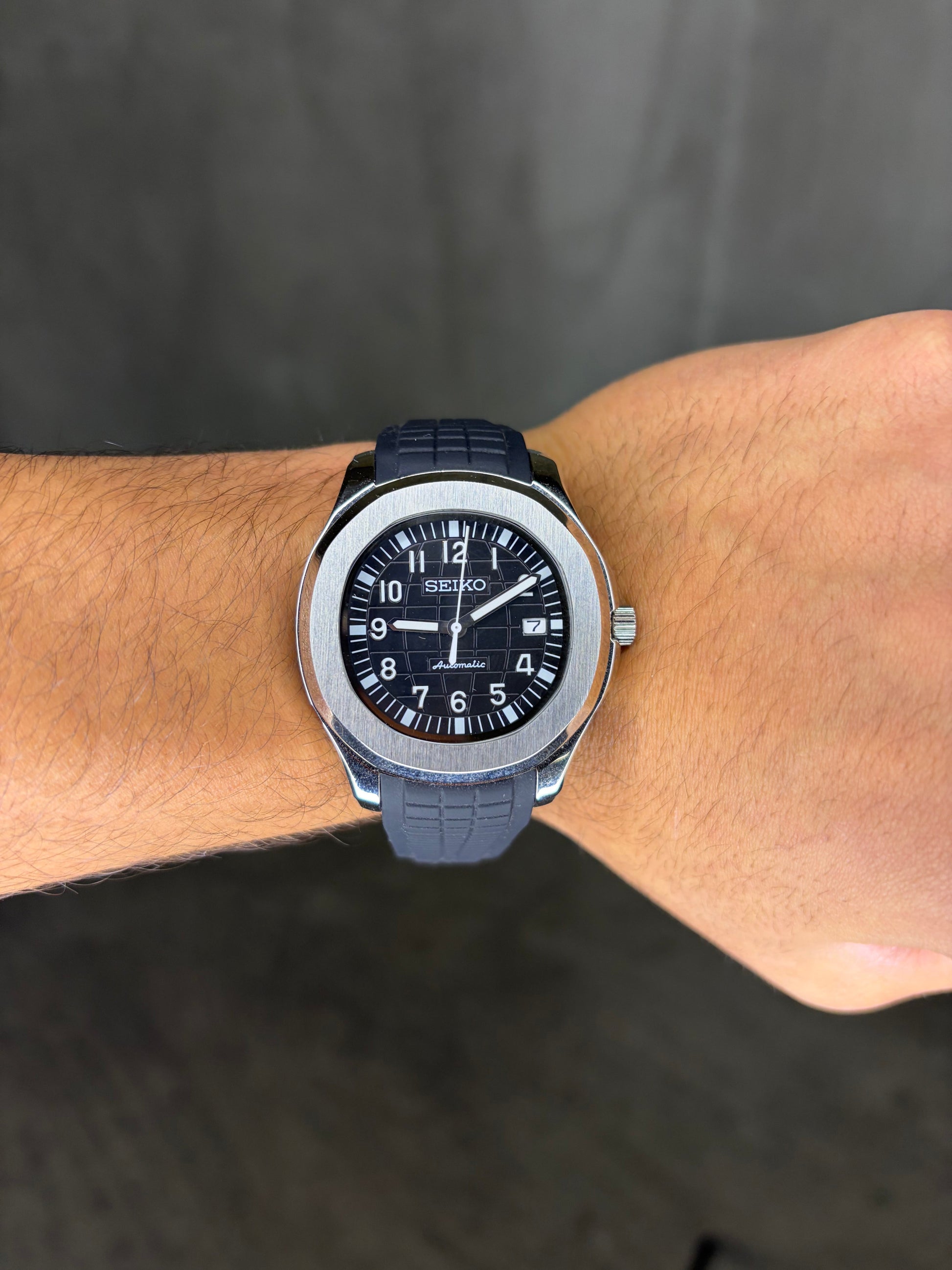 Aquanaut noir et argent Seiko Mod - Au poignet - Montre luxe accessible