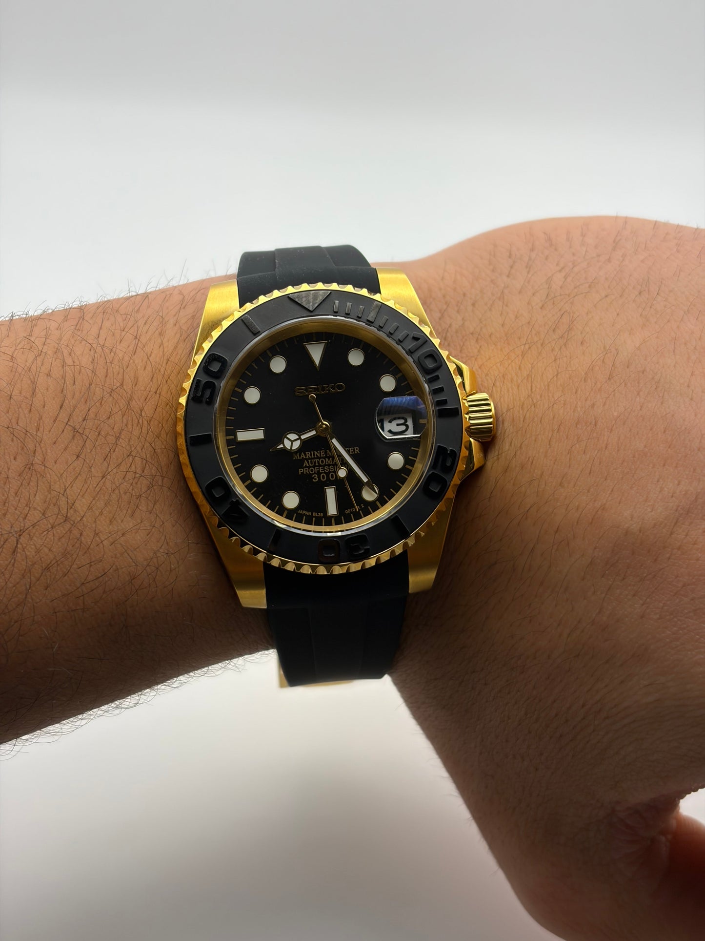 Yacht Master Yellow Gold Oysterflex Seiko Mod — Au poignet