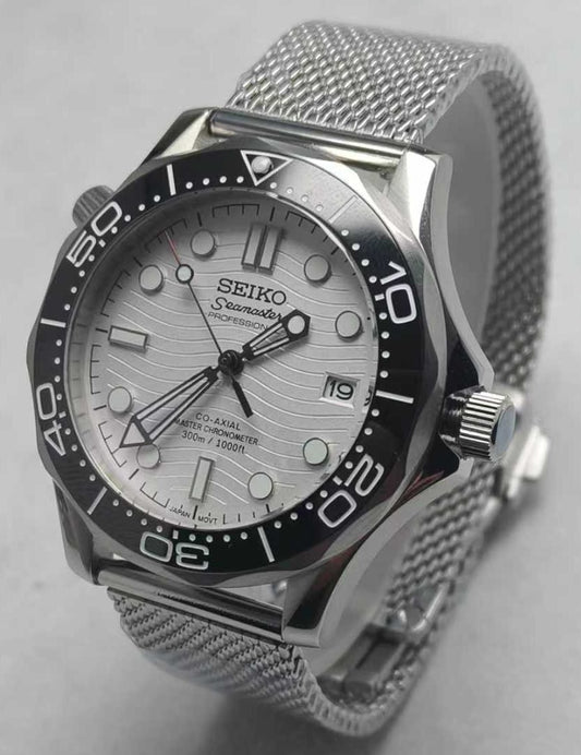 Seiko Mod Seamaster White, montre homme 42 mm, cadran blanc à motif de vagues, bracelet maille milanaise acier